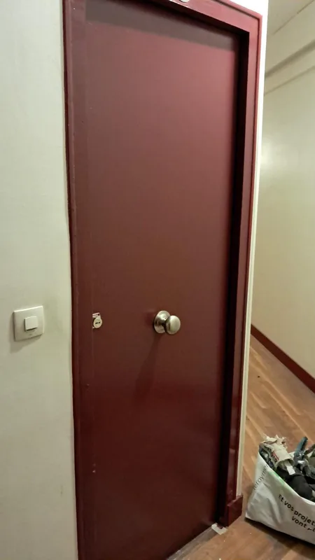 Porte blindée bordeaux avec bouton et cylindre de sécurité