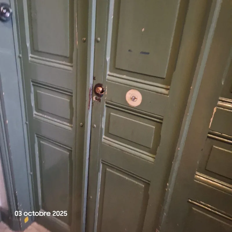 Double porte ancienne avec serrure remplacée après intervention